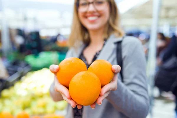 Foto Mujer Joven Bonita Mostrando Naranjas Cámara Mercado Callejero —  Fotos de Stock