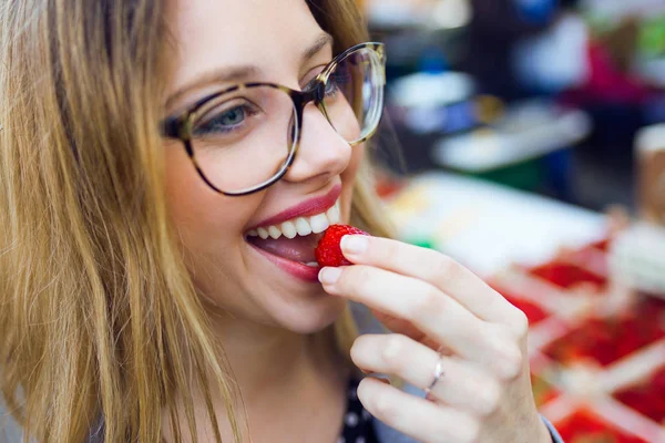 Tourné Jolie Jeune Femme Mangeant Fraise Dans Marché Rue — Photo