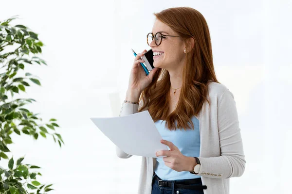 Skott Vacker Ung Affärskvinna Med Hennes Mobiltelefon Och Granska Dokument — Stockfoto