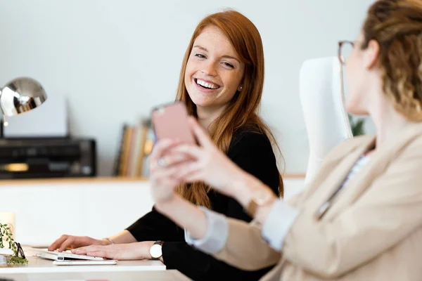 Tourné Deux Jolies Jeunes Femmes Affaires Utilisant Son Téléphone Portable — Photo