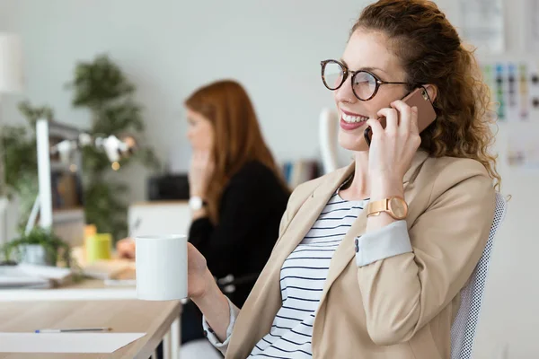 Strzał Dość Młoda Kobieta Pomocą Swojego Telefonu Komórkowego Podczas Picia — Zdjęcie stockowe