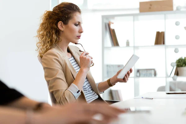 Prise Vue Jolie Jeune Femme Affaires Utilisant Tablette Numérique Bureau — Photo