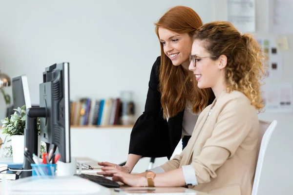 Skott Två Ganska Ung Affärskvinna Arbetar Med Laptop Kontoret — Stockfoto