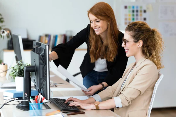 Prise Vue Deux Jolies Jeunes Femmes Affaires Travaillant Avec Ordinateur — Photo