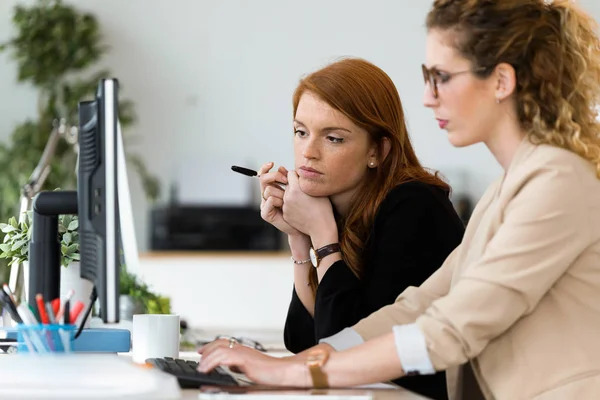 Prise Vue Deux Jolies Jeunes Femmes Affaires Travaillant Avec Ordinateur — Photo