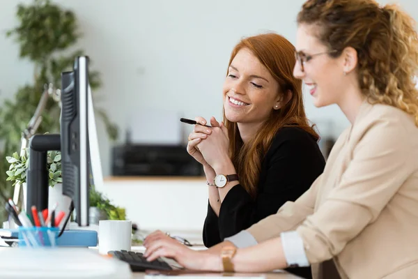 Skott Två Ganska Ung Affärskvinna Arbetar Med Laptop Kontoret — Stockfoto