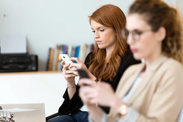 Fotografía Una Mujer Negocios Bastante Joven Usando Teléfono Móvil Oficina — Foto de Stock