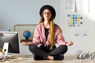 Ofiste tabloda yoga yaparken oldukça genç iş kadını vurdu.