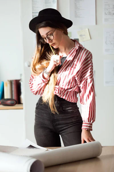 Fotografía Una Joven Bonita Arquitecta Trabajando Plano Oficina — Foto de Stock