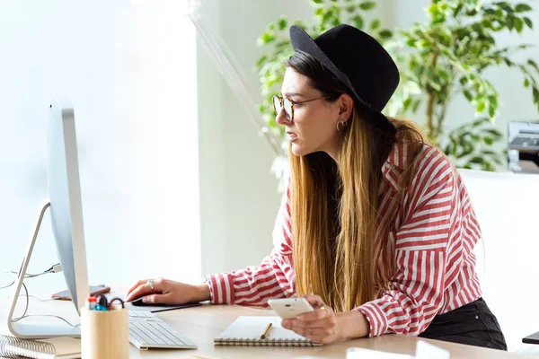 Skott Ganska Ung Affärskvinna Som Arbetar Med Sin Laptop Kontoret — Stockfoto