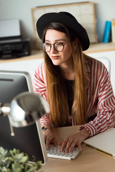 Skott Ganska Ung Affärskvinna Som Arbetar Med Sin Laptop Kontoret — Stockfoto