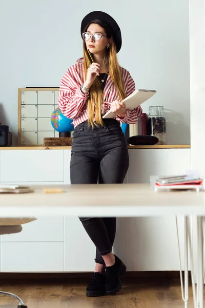 Skott Ganska Ung Affärskvinna Som Arbetar Med Nya Idéer Kontoret — Stockfoto