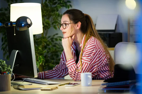 Tiro Mulher Negócios Muito Jovem Trabalhando Com Seu Laptop Escritório — Fotografia de Stock