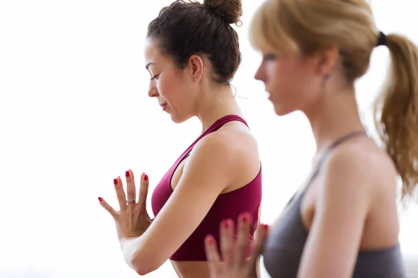 Tiro Dos Mujeres Muy Jóvenes Deportistas Practicando Yoga Casa —  Fotos de Stock