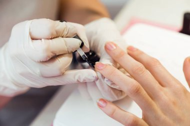 Genç kadının manikür salonda yapması Close-up. Güzellik kavramı.