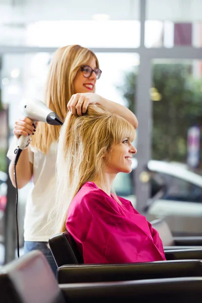 Tiro Peluquería Secando Cabello Cliente Femenina Salón Belleza — Foto de Stock