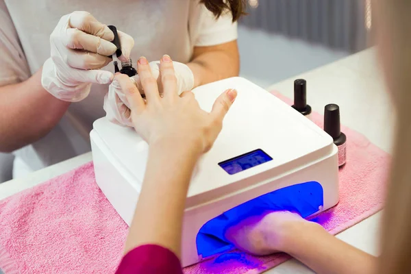Close Young Woman Doing Manicure Salon Beauty Concept — Stock Photo, Image
