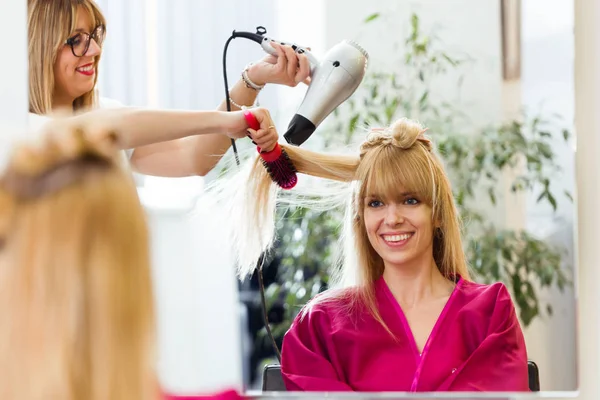 Tiro Peluquería Secando Cabello Cliente Femenina Salón Belleza — Foto de Stock