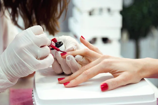 Zbliżenie Młoda Kobieta Robi Manicure Salonie Pojęcie Piękna — Zdjęcie stockowe
