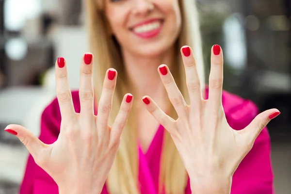 Close Bela Jovem Mulher Sorrindo Mostrando Suas Unhas Para Câmera — Fotografia de Stock