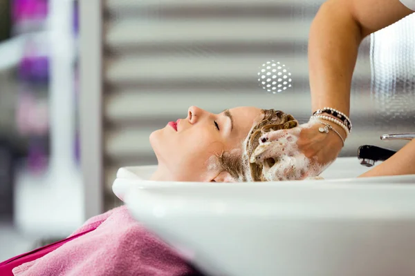 Împușcat Femeie Destul Tânără Spală Părul Într Salon Frumusețe — Fotografie, imagine de stoc