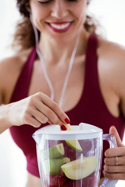 Tiro Jovem Desportiva Fazendo Smoothie Enquanto Ouve Música Sobre Fundo — Fotografia de Stock