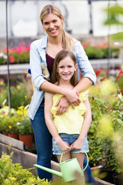 Sera içinde kamera bakarak onun kızı ile güzel genç kadın portresi.