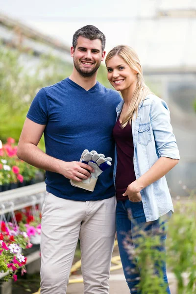 Retrato Una Hermosa Pareja Joven Mirando Cámara Invernadero —  Fotos de Stock