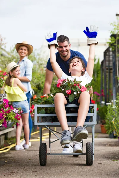 Tourné Père Heureux Son Fils Jouant Avec Une Brouette Tandis — Photo