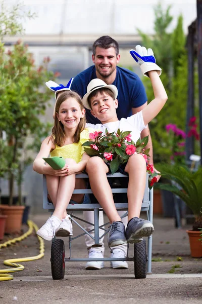 Colpo Padre Felice Con Figlio Figlia Che Giocano Con Una — Foto Stock