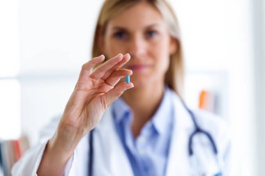 Kadın doktor gösteren hap kamera istişare için portresi.