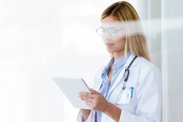 Colpo Medico Femminile Utilizzando Suo Tablet Digitale Nella Consultazione — Foto Stock