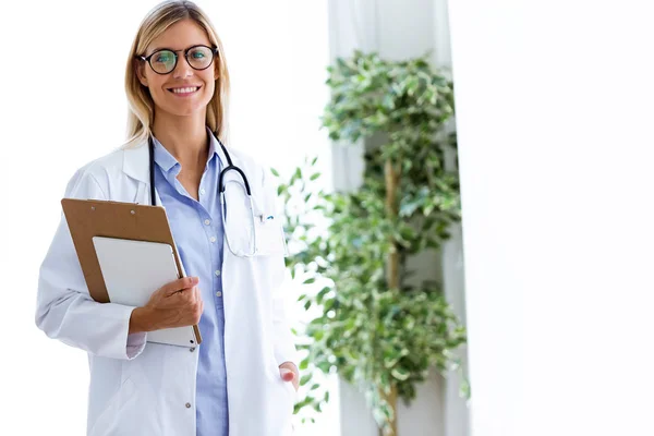 Portrait Confident Female Doctor Looking Camera Consultation — Stock Photo, Image