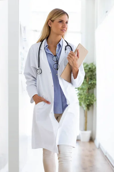 Girato Bella Giovane Medico Femminile Piedi Guardando Lateralmente Nella Consultazione — Foto Stock