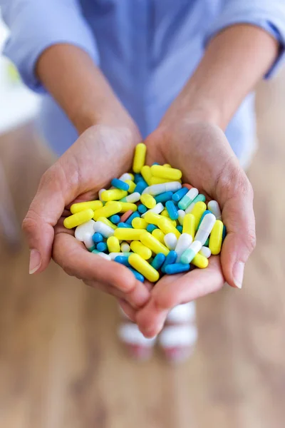 Close Ambas Mãos Uma Jovem Segurando Monte Pílulas Conceito Overdose — Fotografia de Stock