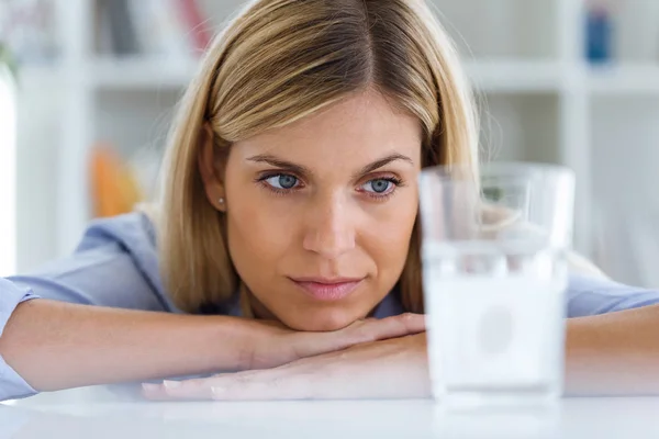 Aufnahme Einer Ungesunden Jungen Frau Die Hause Auf Ein Glas — Stockfoto