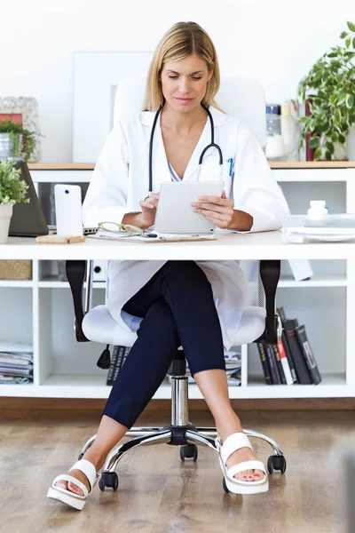 Colpo Medico Femminile Utilizzando Suo Tablet Digitale Nella Consultazione — Foto Stock