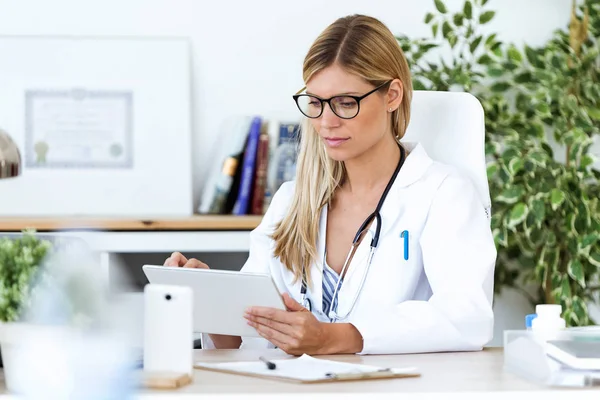 Colpo Medico Femminile Utilizzando Suo Tablet Digitale Nella Consultazione — Foto Stock