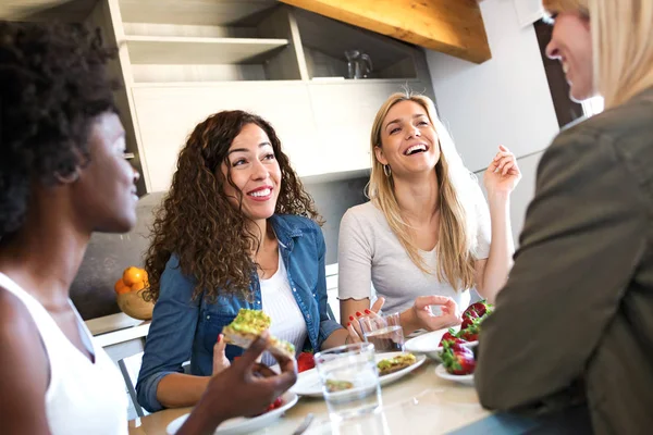 一组朋友在家里吃健康食物时大笑 — 图库照片