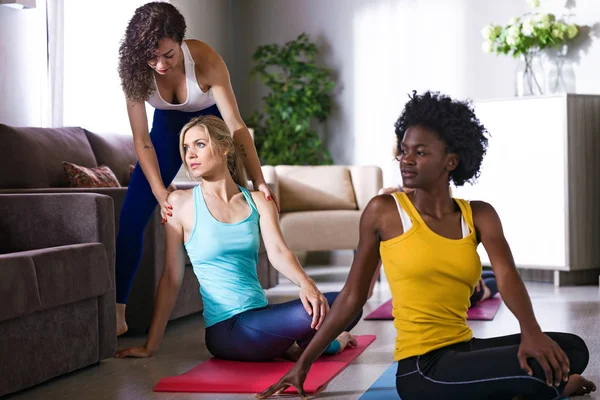 Foto Instructor Yoga Bastante Ayudar Estudiante Una Sesión Yoga Casa —  Fotos de Stock