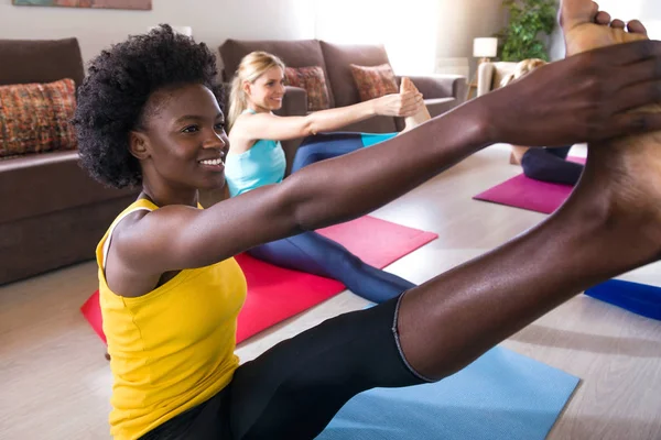 Foto Grupo Mujeres Muy Jóvenes Deportistas Practicando Yoga Casa —  Fotos de Stock