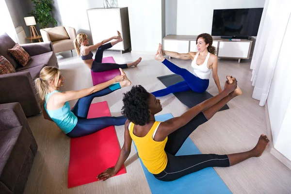 Tourné Groupe Jolies Jeunes Femmes Sportives Pratiquant Yoga Maison — Photo