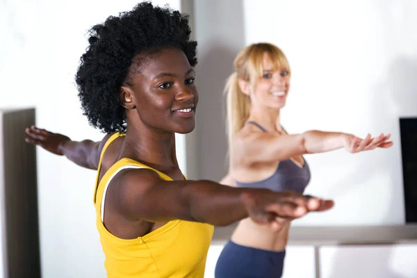 Tourné Deux Jolies Jeunes Femmes Sportives Pratiquant Yoga Maison — Photo