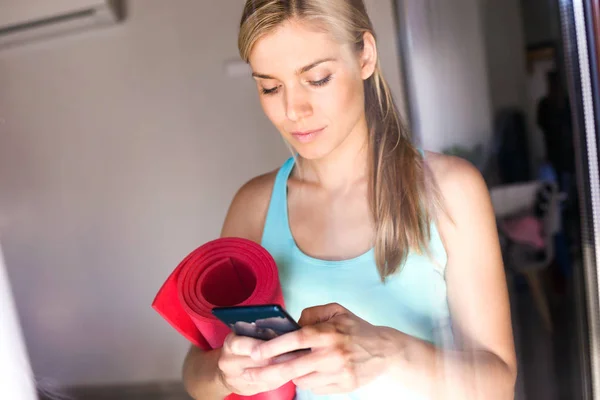 Güzel Genç Kadın Evde Yoga Seansından Sonra Cep Telefonuyla Çekim — Stok fotoğraf