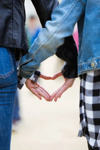 Close Das Mãos Dois Amigos Formando Coração Conceito Amor — Fotografia de Stock