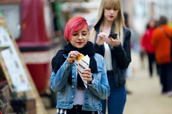 Tiro Mujer Joven Hipster Comiendo Papas Mientras Camina Mercado Callejero — Foto de Stock