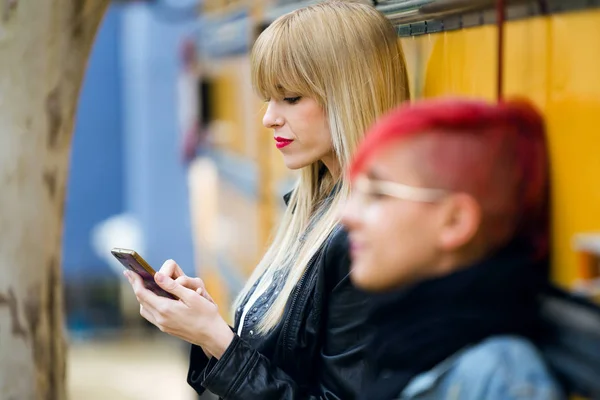 Skott Ganska Ung Kvinna Använder Mobiltelefonen Gatan — Stockfoto