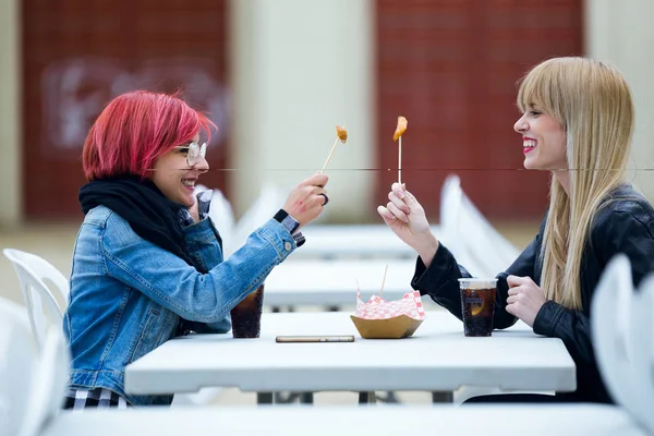 Foto Mujeres Jóvenes Guapas Comiendo Patatas Asadas Calle — Foto de Stock