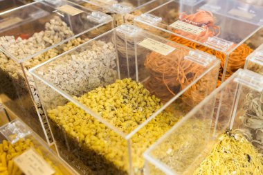 Makarna organik bir mağazada toplu olarak çeşitli çekim.