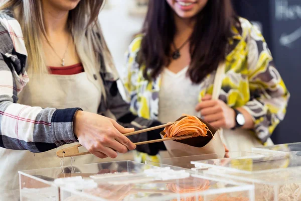 Närbild Försäljare Som Säljer Raw Spagetti Vikt Ekologisk Butik — Stockfoto